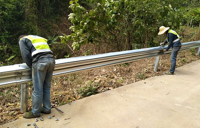 泰州高速公路护栏的定期维护与保养